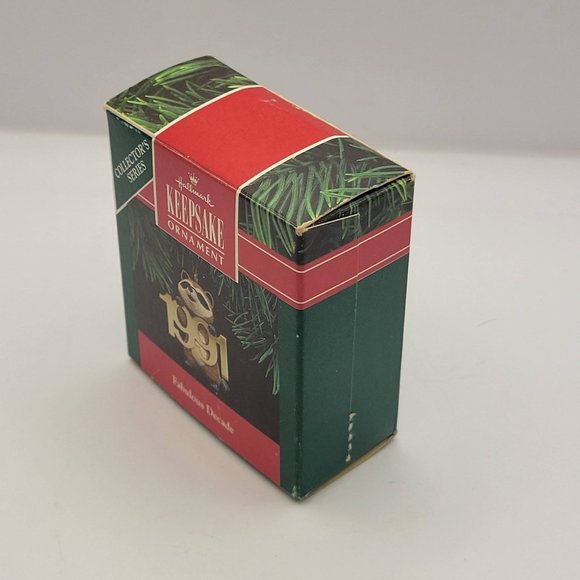 Hallmark Keepsake 1991 FABULOUS DECADE Series raccoon Christmas Ornament - Picture 6 of 11